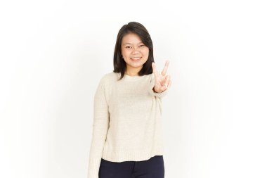 Beyaz arka planda tecrit edilmiş Güzel Asyalı Kadın 'ın Barış ya da Zafer İşareti