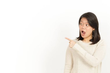 Beyaz Arkaplanda İzole Edilmiş Güzel Asyalı Kadın Ürünleri