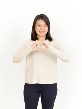 Beyaz arka planda tecrit edilmiş Güzel Asyalı Kadın 'ın Kalp İşareti