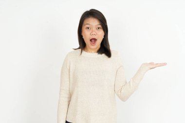 Tavsiye edilen ürünler beyaz arka planda izole edilmiş güzel Asyalı kadın avuçlarında gösteriliyor