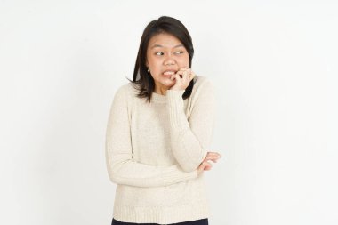 Beyaz arka planda yalnız bırakılmış güzel Asyalı kadının tırnak yemesi ve korkması.