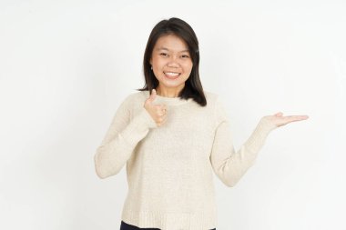 Tavsiye edilen ürünler beyaz arka planda izole edilmiş güzel Asyalı kadın avuçlarında gösteriliyor