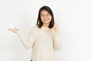 Tavsiye edilen ürünler beyaz arka planda izole edilmiş güzel Asyalı kadın avuçlarında gösteriliyor