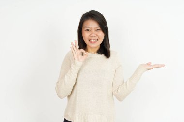 Tavsiye edilen ürünler beyaz arka planda izole edilmiş güzel Asyalı kadın avuçlarında gösteriliyor