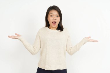 Beyaz arka planda soyutlanmış Asyalı Güzel Kadın 'ın boş avucunda iki ürün gösteriliyor.