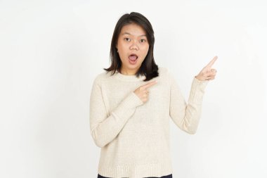 Beyaz arka planda tecrit edilmiş Güzel Asyalı Kadın Ürünlerini göstermek bir yana