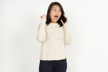 Telefonda konuşan ve beyaz arka planda tecrit edilmiş güzel Asyalı kadın hakkında heyecanlanan