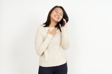 Telefonda konuşan ve beyaz arka planda tecrit edilmiş güzel Asyalı kadın hakkında heyecanlanan