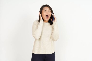 Telefonda konuşan ve beyaz arka planda tecrit edilmiş güzel Asyalı kadın hakkında heyecanlanan