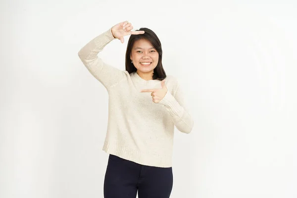 Beyaz Arka Planda Tecrit Edilmiş Güzel Asyalı Kadının Elleriyle Çerçeve — Stok fotoğraf