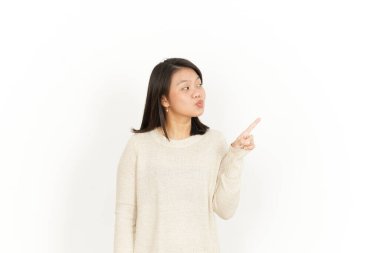 Beyaz arka planda izole edilmiş Asyalı güzel bir kadının etkileyici yüzünü gösteren bir işaret.