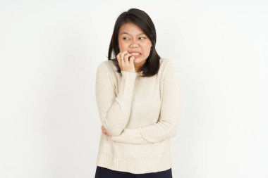 Beyaz arka planda yalnız bırakılmış güzel Asyalı kadının tırnak yemesi ve korkması.