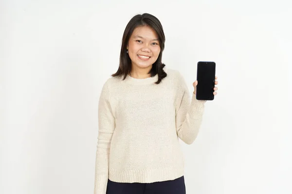白い背景に隔離された美しいアジアの女性の空白のスマートフォン画面に表示されます — ストック写真