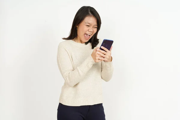 배경에 고립된 아름다운 아시아 여성의 스마트폰을 사용하는 — 스톡 사진