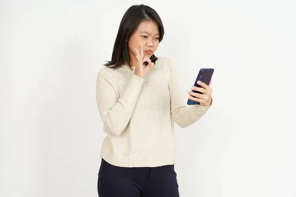 Het Vasthouden Het Gebruik Van Smartphone Van Mooie Aziatische Vrouw — Stockfoto