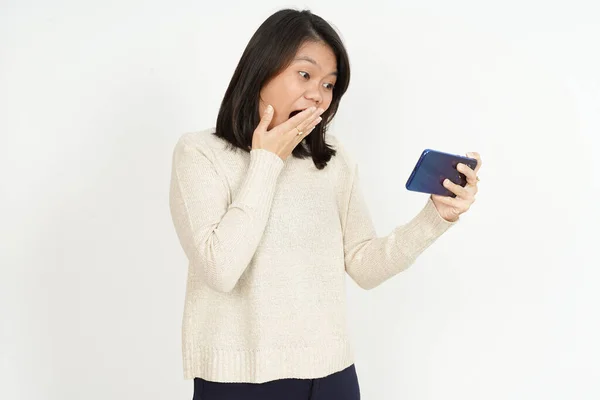 백지에서 고립된 아름다운 아시아 스마트폰으로 모바일 게임을 — 스톡 사진