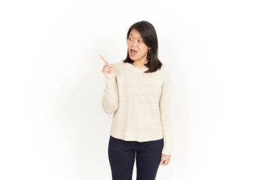 Beyaz arka planda tecrit edilmiş Güzel Asyalı Kadın Ürünlerini göstermek bir yana