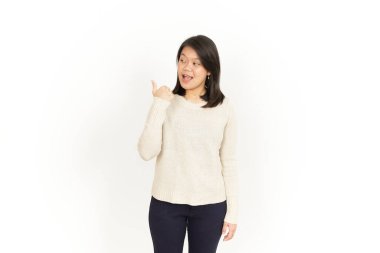 Beyaz arka planda tecrit edilmiş Güzel Asyalı Kadın Ürünlerini göstermek bir yana