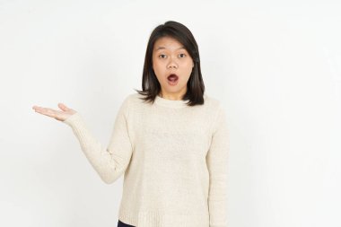 Tavsiye edilen ürünler beyaz arka planda izole edilmiş güzel Asyalı kadın avuçlarında gösteriliyor