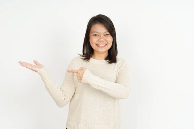 Tavsiye edilen ürünler beyaz arka planda izole edilmiş güzel Asyalı kadın avuçlarında gösteriliyor