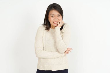 Beyaz arka planda yalnız bırakılmış güzel Asyalı kadının tırnak yemesi ve korkması.