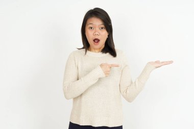 Tavsiye edilen ürünler beyaz arka planda izole edilmiş güzel Asyalı kadın avuçlarında gösteriliyor