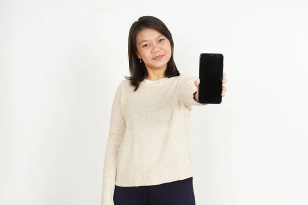 배경에 고립된 아름다운 아시아 여성의 스마트 스크린에 등장하는 — 스톡 사진