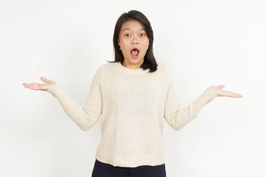 Beyaz arka planda soyutlanmış Asyalı Güzel Kadın 'ın boş avucunda iki ürün gösteriliyor.