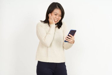 Beyaz arka planda izole edilmiş güzel Asyalı kadının akıllı telefonunu tutmak ve kullanmak