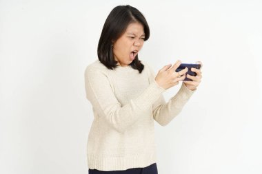 Beyaz Arkaplanda İzole Edilmiş Güzel Asyalı Kadın 'ın akıllı telefonuyla Mobil Oyun oynamak