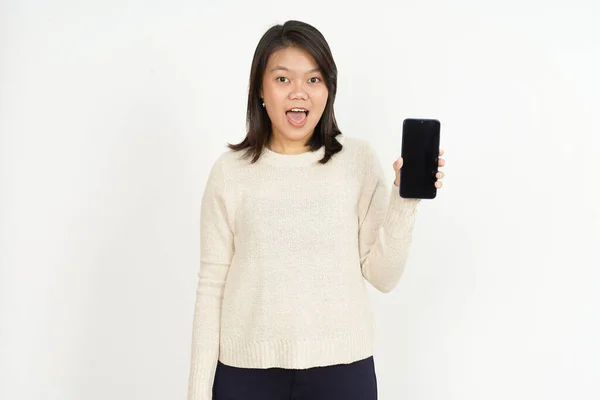 白い背景に隔離された美しいアジアの女性の空白のスマートフォン画面に表示されます — ストック写真