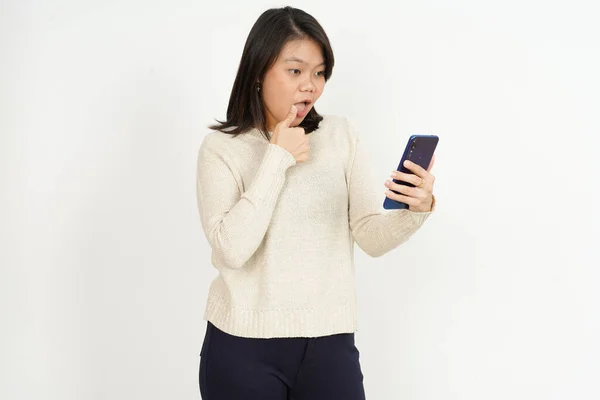 배경에 고립된 아름다운 아시아 여성의 스마트폰을 사용하는 — 스톡 사진