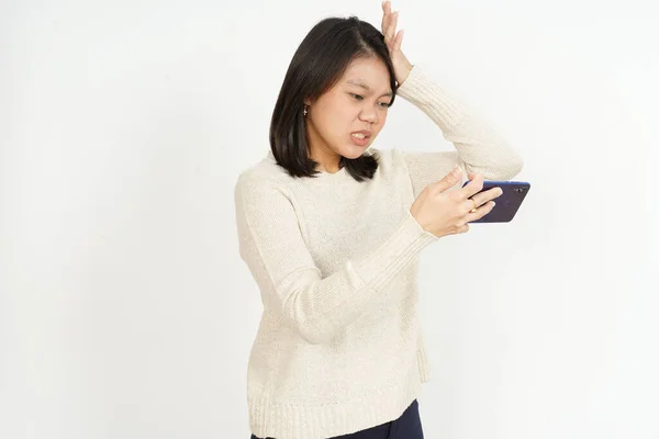 Jogando Mobile Game Smartphone Bela Mulher Asiática Isolada Fundo Branco — Fotografia de Stock