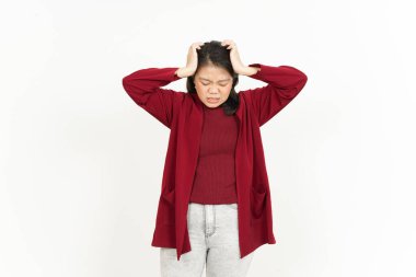 Beyaz arka planda kırmızı gömlekli güzel bir Asyalı kadının baş ağrısı.