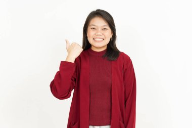 Beyaz arka planda kırmızı tişörtlü güzel Asyalı bir kadını işaret ediyor.