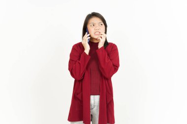 Telefonda konuşurken şok olmuş kırmızı tişörtlü güzel bir Asyalı kadın.