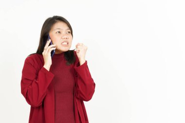 Telefonda konuşurken Asyalı güzel bir kadının kızgın yüzü vardı. Beyaz gömlek giyiyordu.