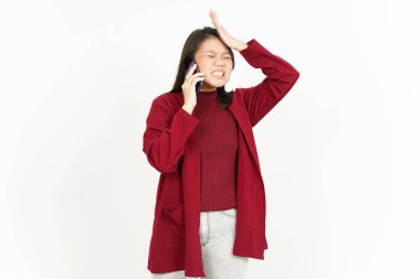 Telefonda konuşurken, kırmızı tişörtlü güzel bir Asyalı kadın hakkında bir şey unuttum.