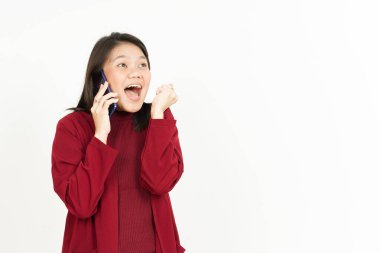 Telefonda, kırmızı tişörtlü, güzel Asyalı bir kadının mutlu yüzüyle konuşuyordum.