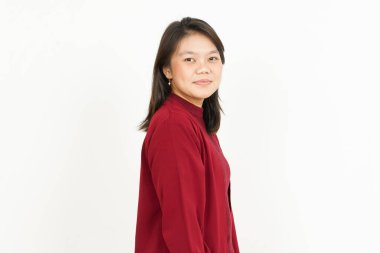 Beyaz arka planda kırmızı gömlekli güzel bir Asyalı kadın.