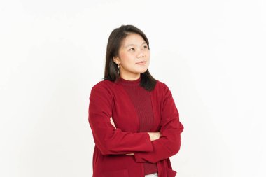 Beyaz arka planda kırmızı tişörtlü ve gülümseyen güzel Asyalı kadının kolları ve gülümsemesi.