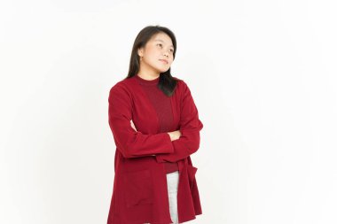 Beyaz arka planda kırmızı tişörtlü ve gülümseyen güzel Asyalı kadının kolları ve gülümsemesi.