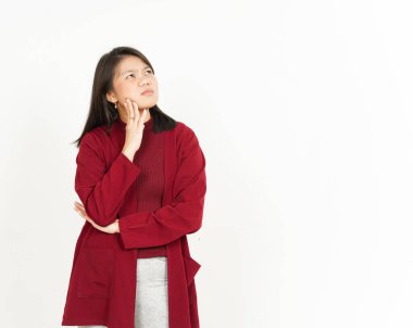 Beyaz arka planda kırmızı gömlekli güzel bir Asyalı kadının jestini düşünüyorum.