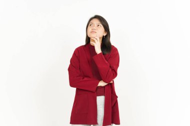 Beyaz arka planda kırmızı gömlekli güzel bir Asyalı kadının jestini düşünüyorum.