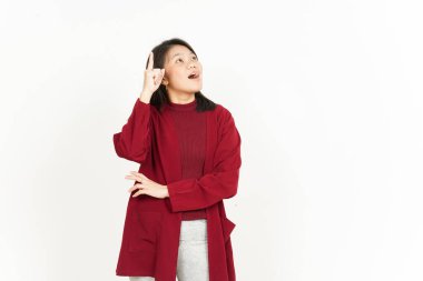Beyaz arka planda kırmızı gömlekli güzel bir Asyalı kadının jestini düşünüyorum.