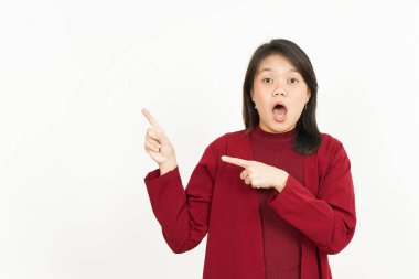 Beyaz arka planda kırmızı tişörtlü güzel Asyalı bir kadını işaret ediyor.