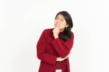 Beyaz arka planda kırmızı gömlekli güzel bir Asyalı kadının jestini düşünüyorum.