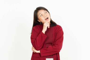 Beyaz arka planda kırmızı gömlekli güzel bir Asyalı kadının jestini düşünüyorum.