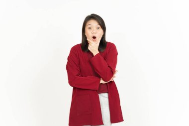 Beyaz arka planda kırmızı gömlekli güzel bir Asyalı kadın mimiği.