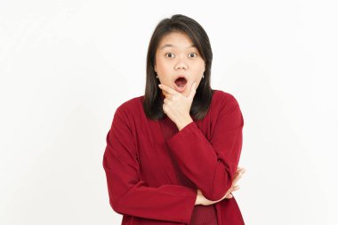 Beyaz arka planda kırmızı gömlekli güzel bir Asyalı kadın mimiği.